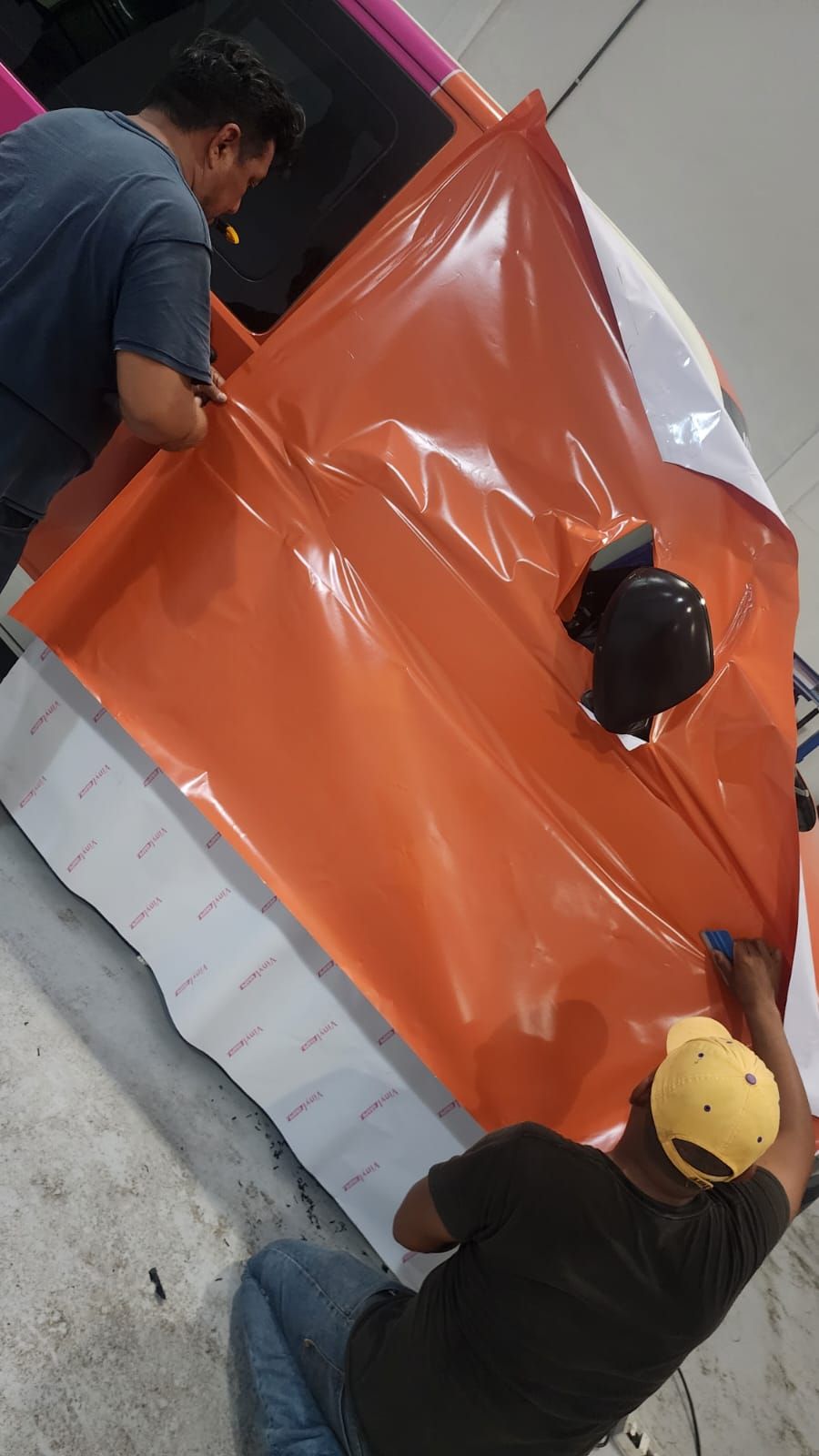 Aplicación de vinil naranja sobre carrocería