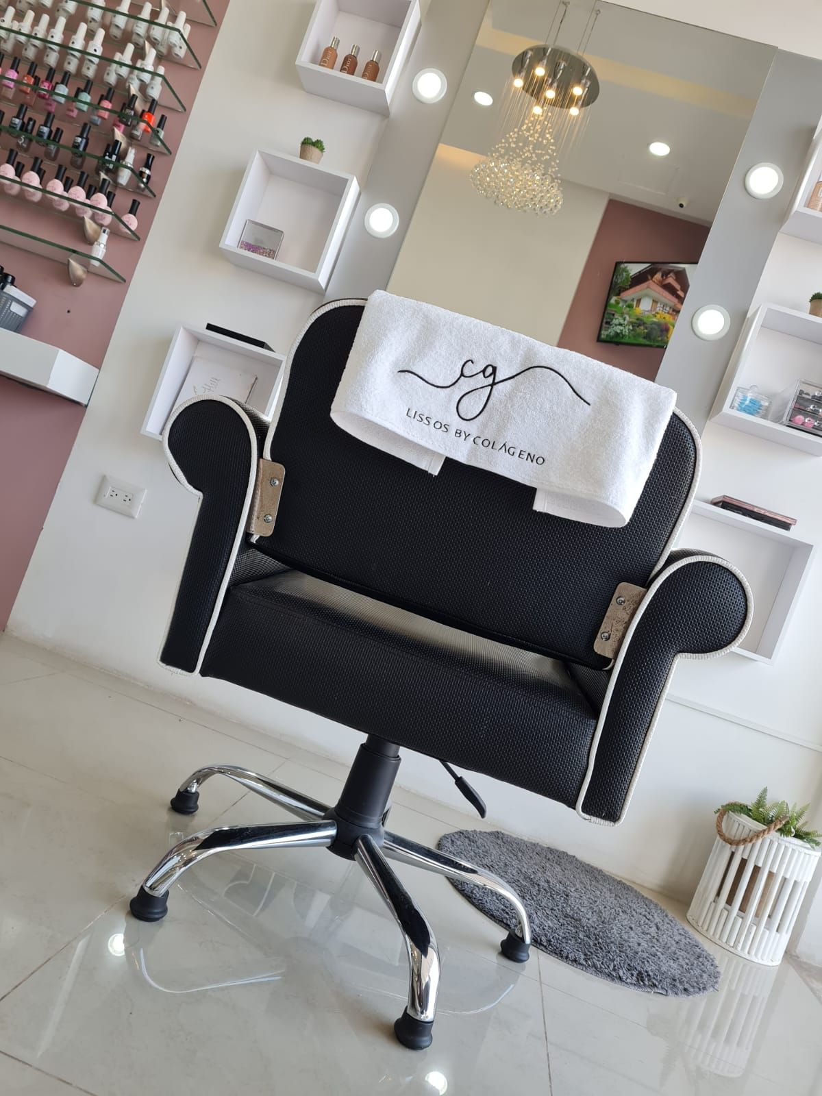 Sillón de barbería con logotipo bordado en el respaldo