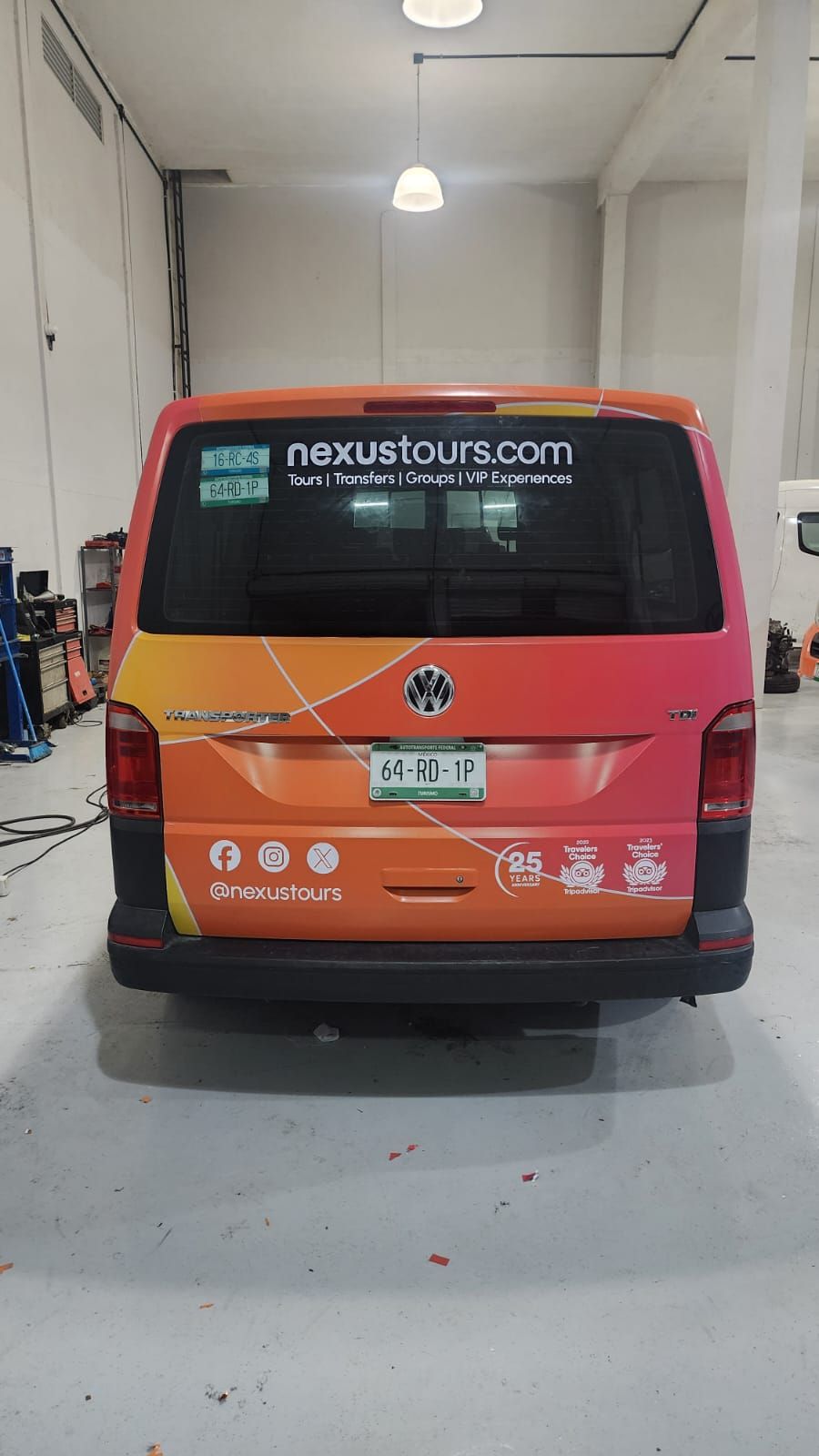 Camioneta de flotilla turística con wrap completo terminado en Cancún