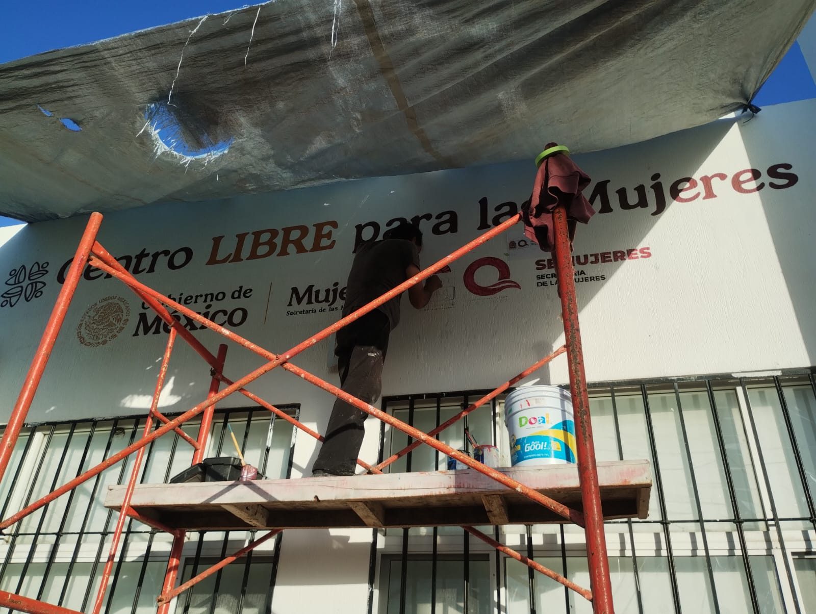 Instalación de rotulación de fachada sobre andamio