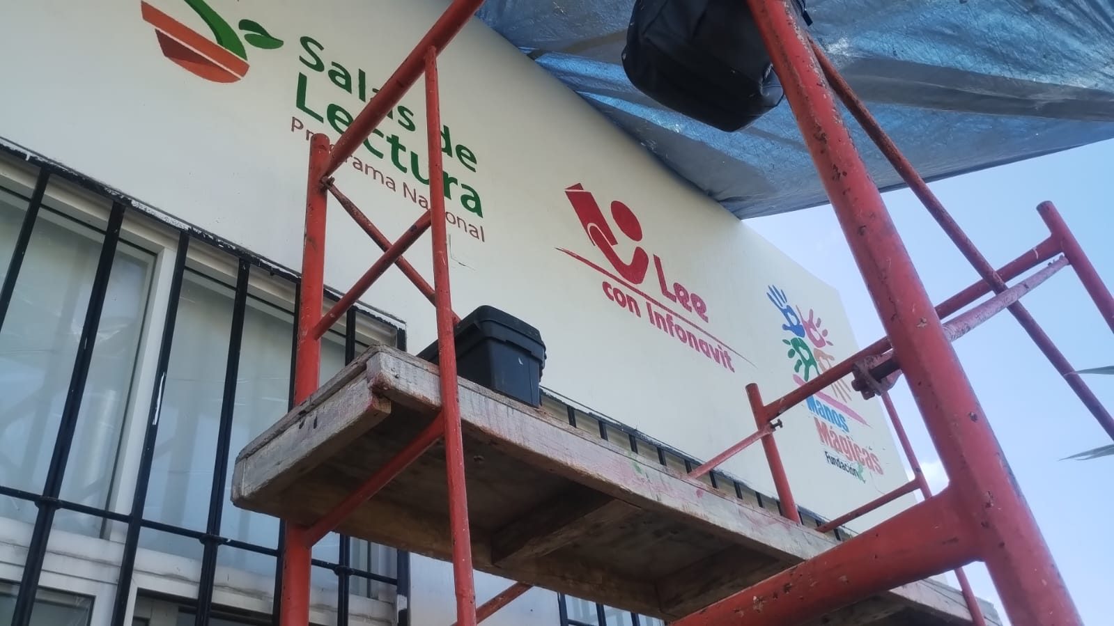 Montaje de señalización en altura con andamio