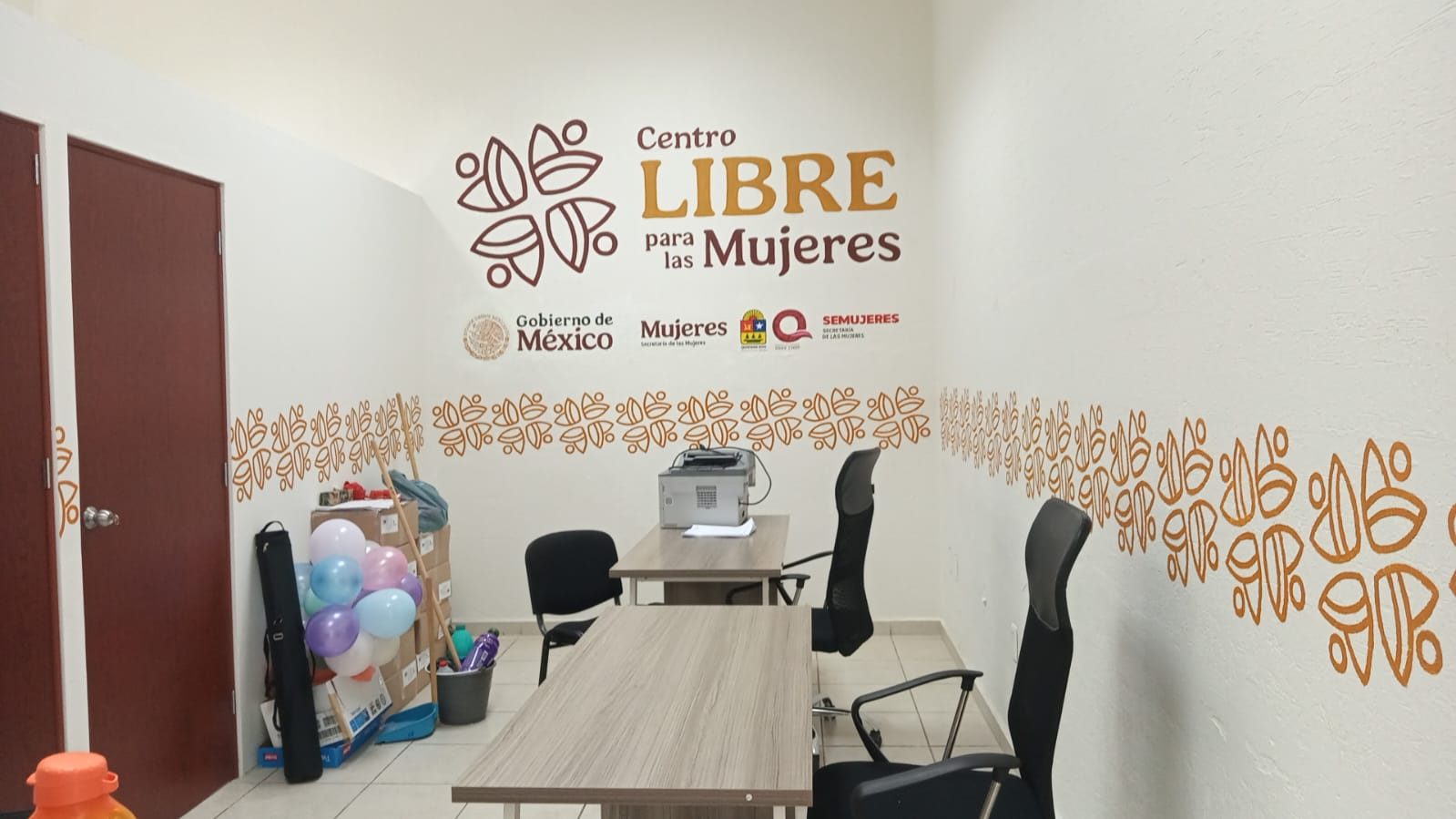 Interior de oficina terminado con vinil decorativo y branding