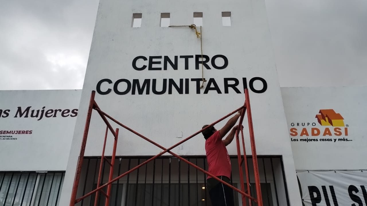 Instalación de letras de gran formato en fachada de centro comunitario en Cancún