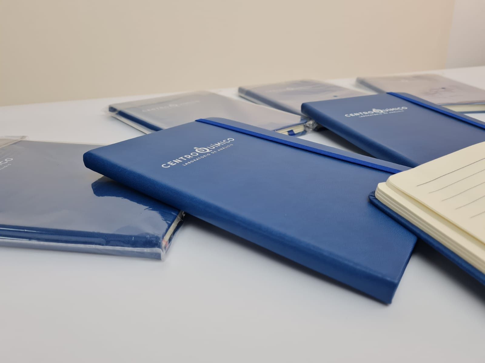 Libretas de curpiel personalizadas apiladas