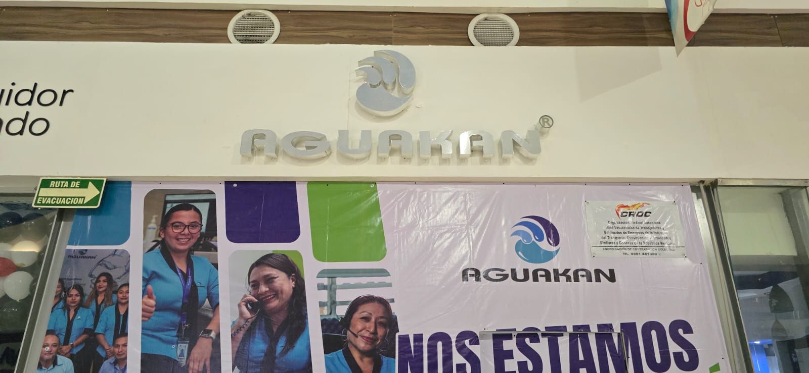 Lonas informativas instaladas en local comercial