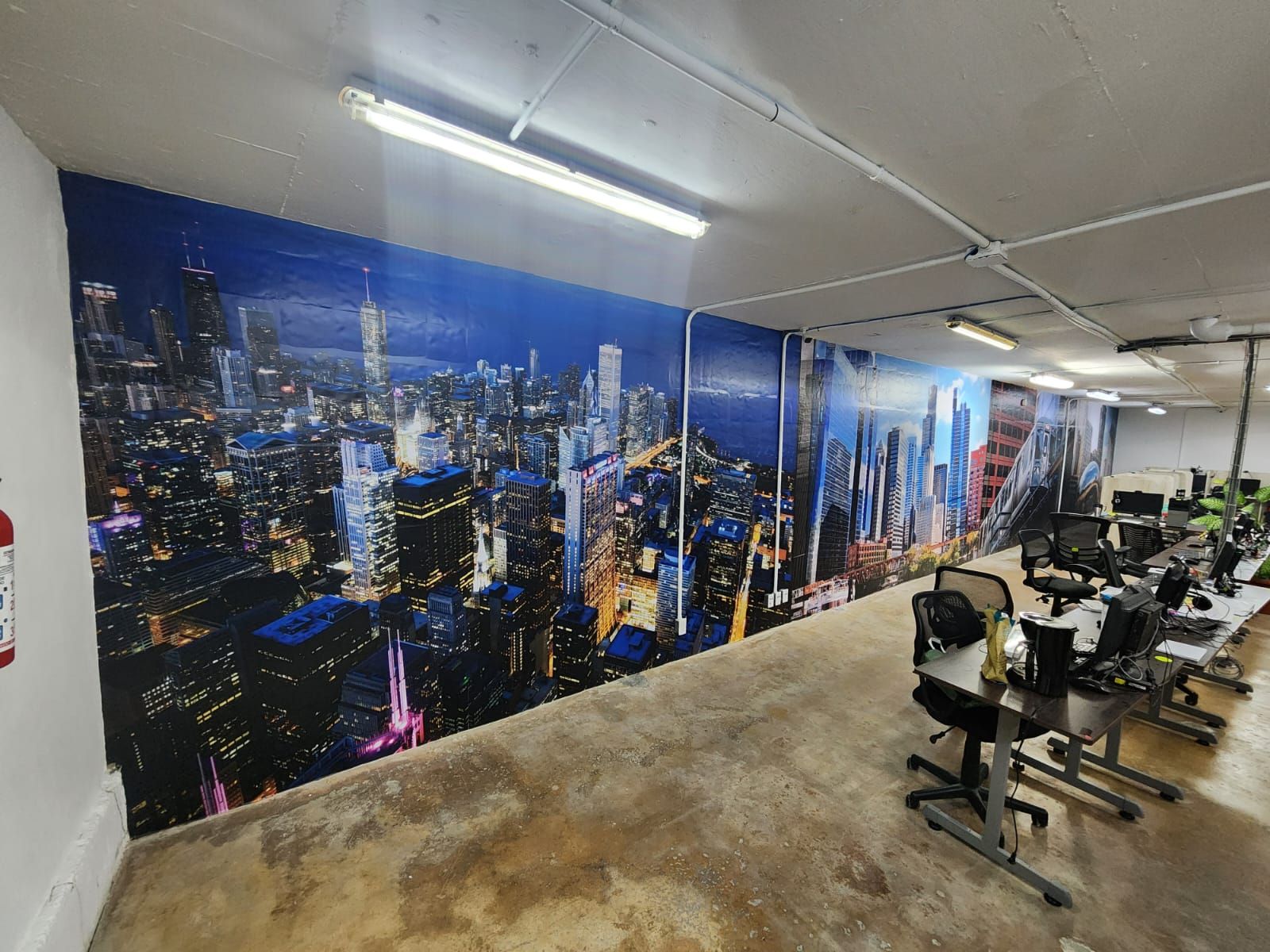 Mural de skyline nocturno cubriendo pared de oficina