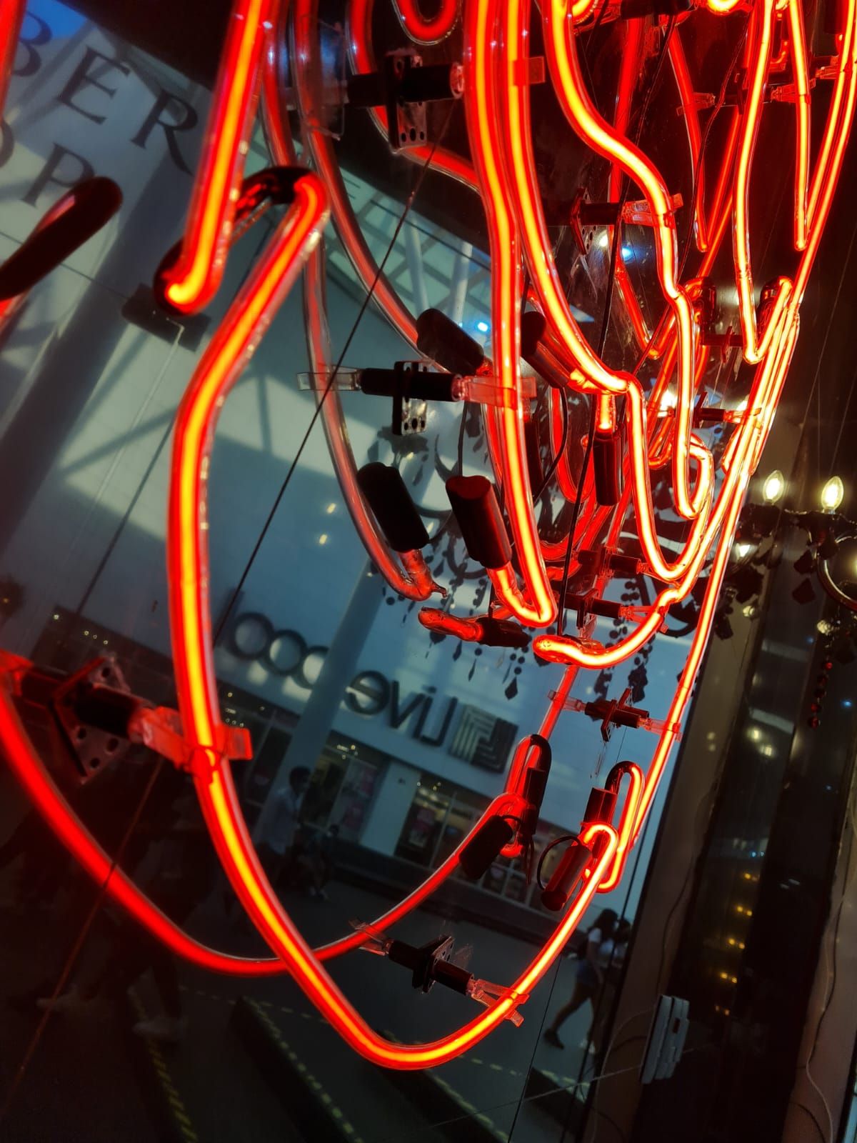 Detalle de tubos de neón encendidos durante la instalación