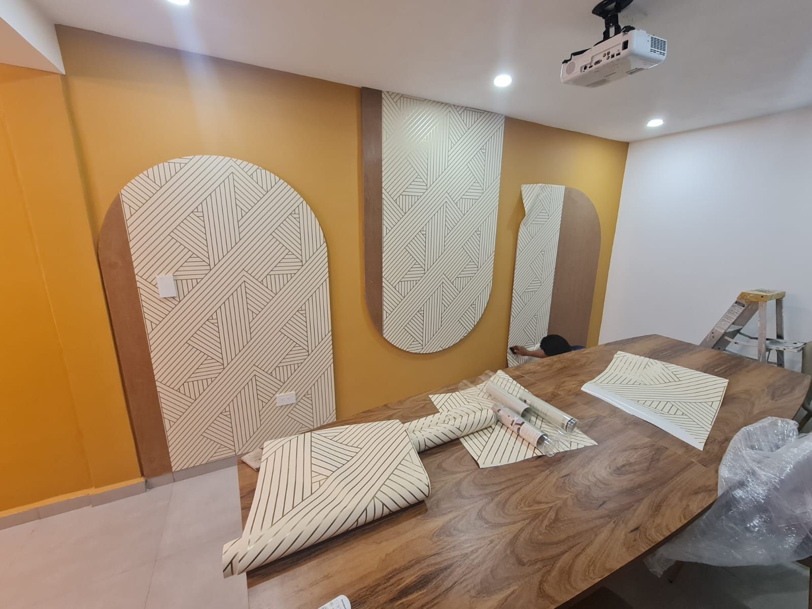Paneles decorativos de arcos instalados sobre muro