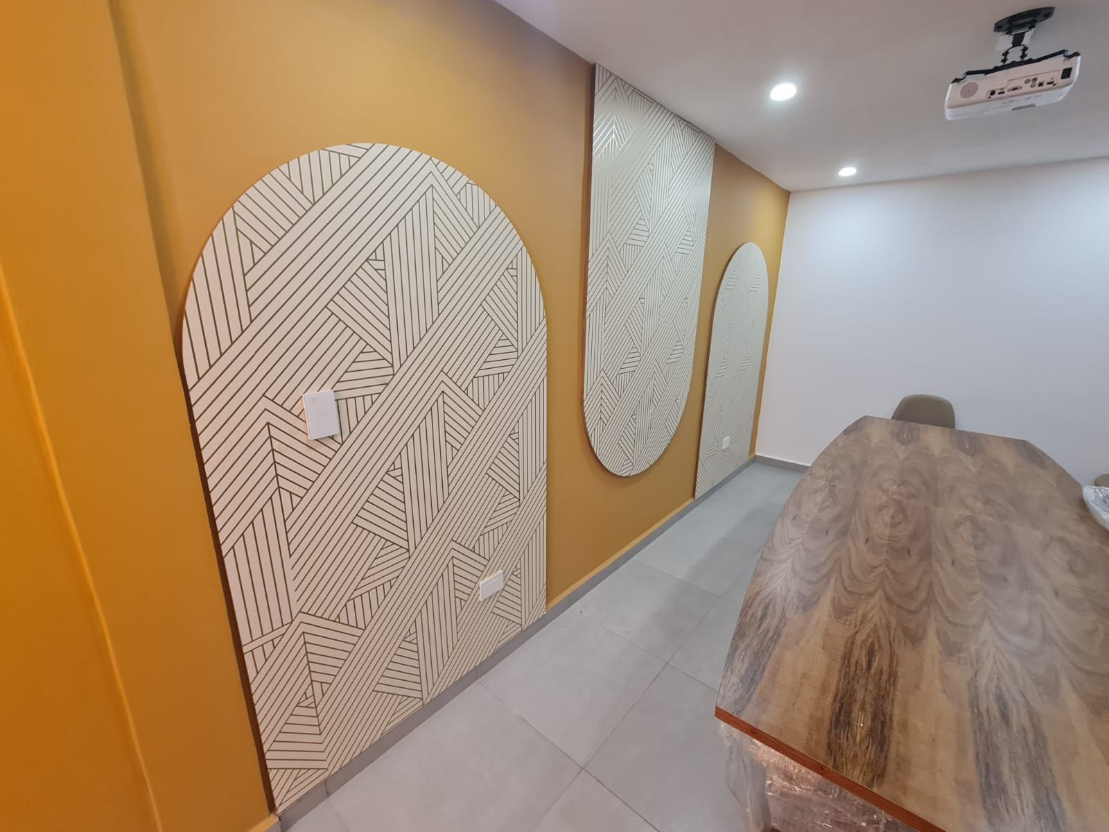 Muro terminado con papel tapiz geométrico y paneles
