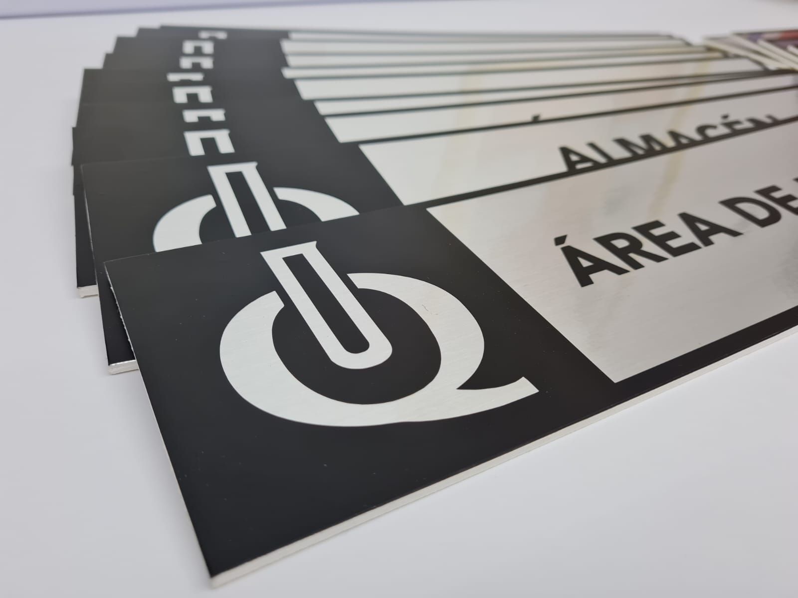 Placas de señalética interior cortadas y grabadas, listas para instalar
