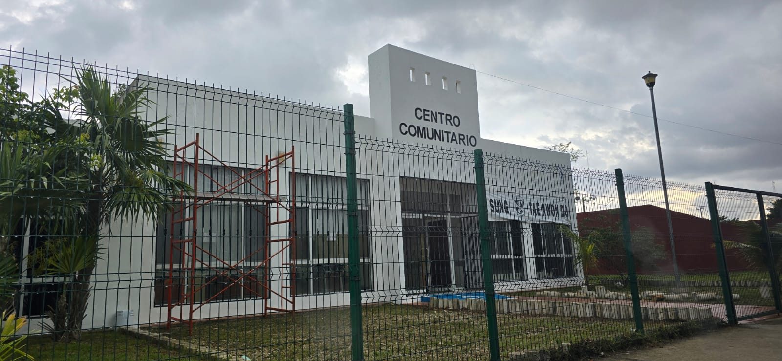 Fachada de centro comunitario con rotulación institucional en Cancún