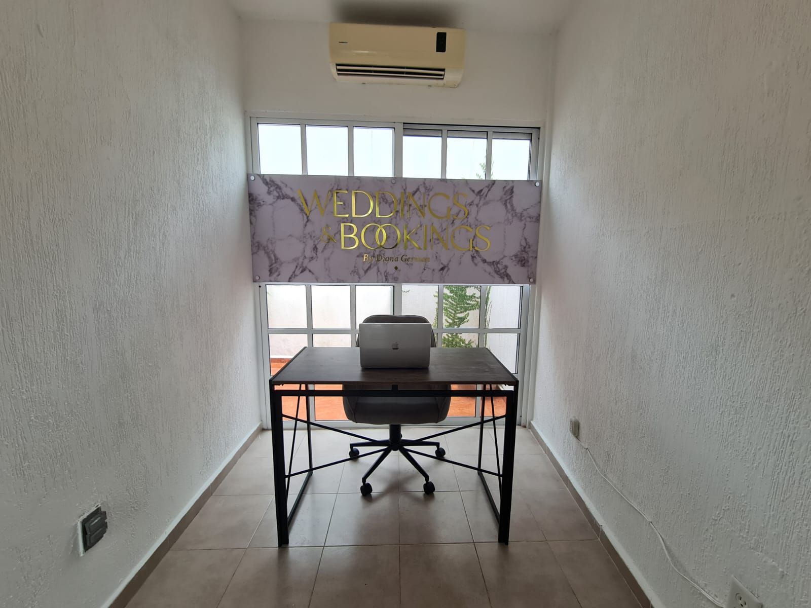 Sala con rotulación de marca para negocio de eventos