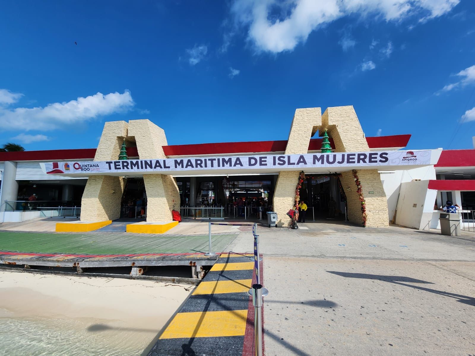 Señalética turística de gran formato en acceso peatonal