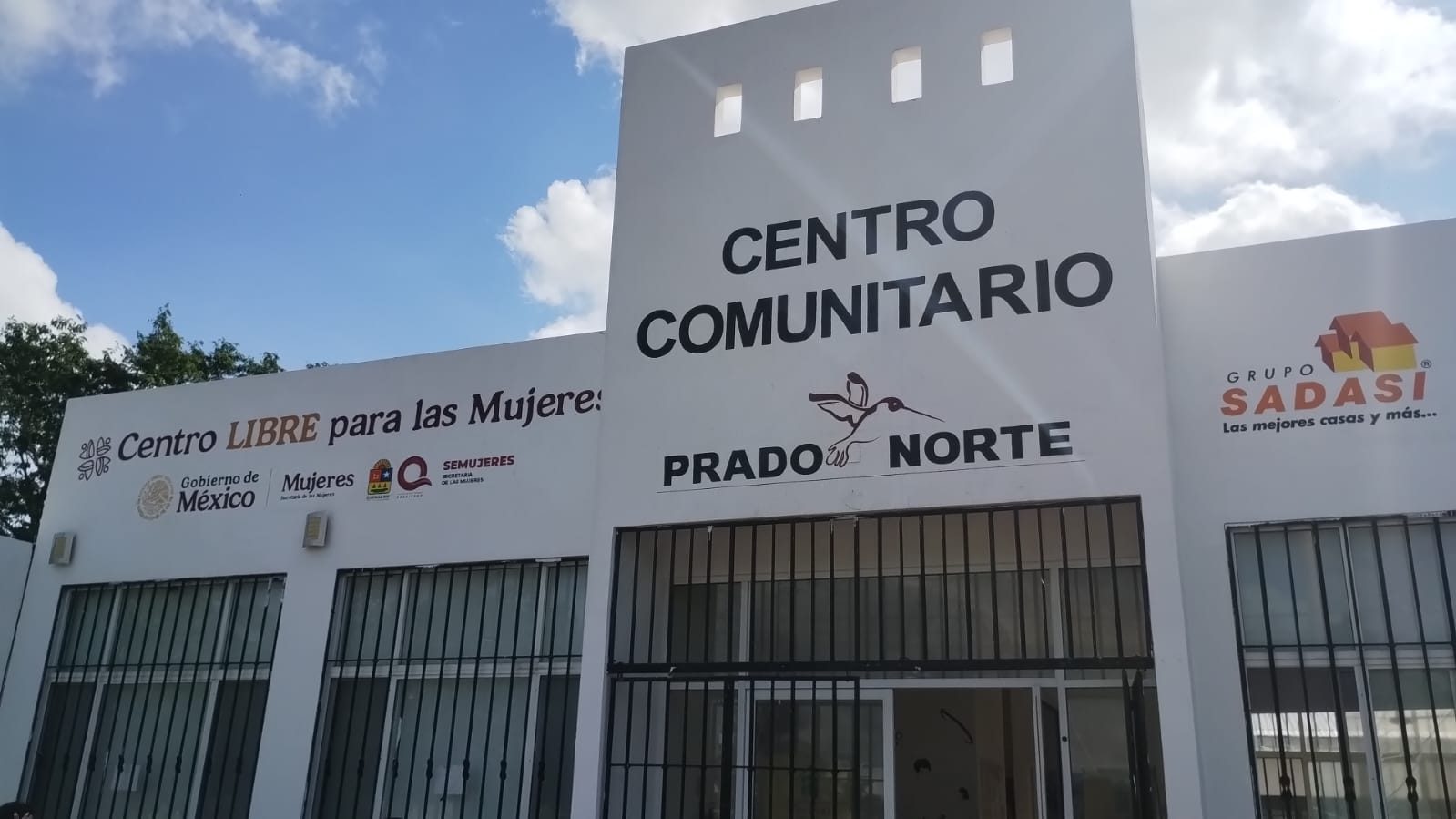 Señalización institucional con varios logotipos en fachada