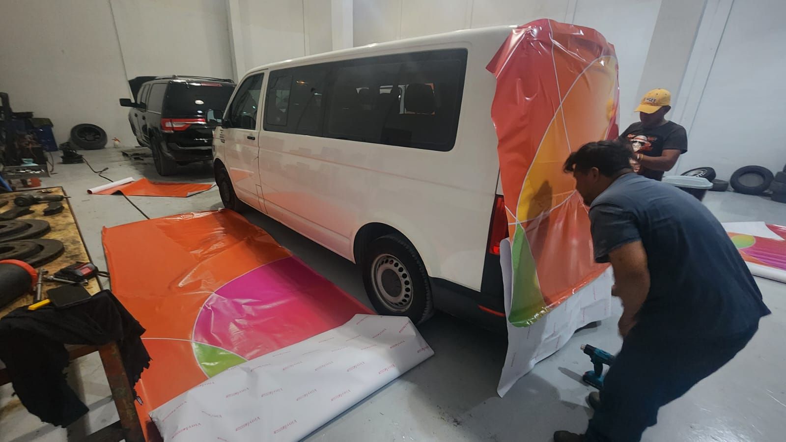 Inicio de instalación de wrap sobre camioneta en taller
